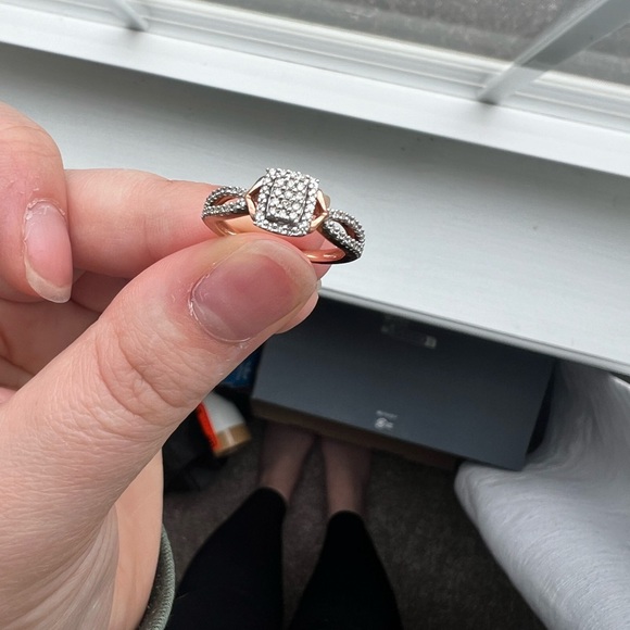 Elegant Rosegold Diamond Ring - Picture 3 of 5